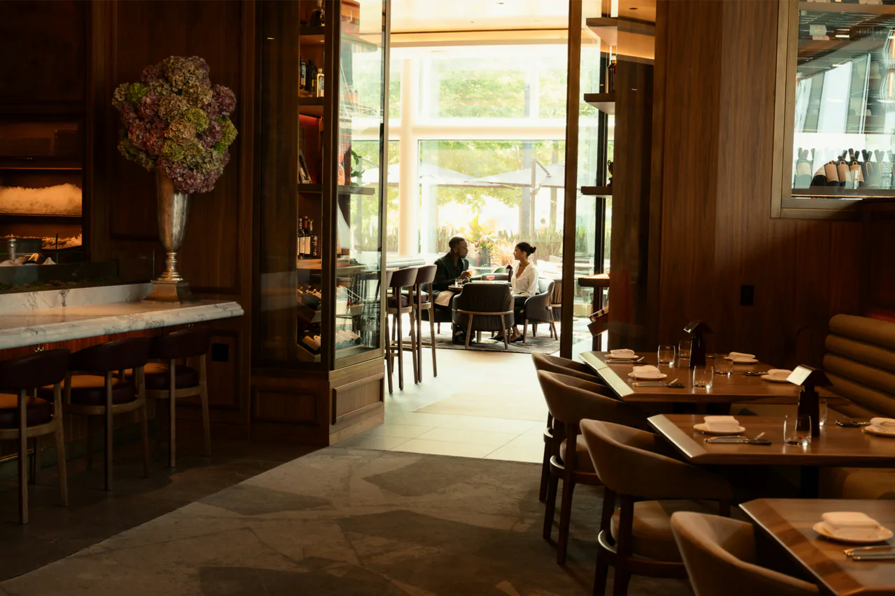 Salle d'un restaurant partenaire Tabora