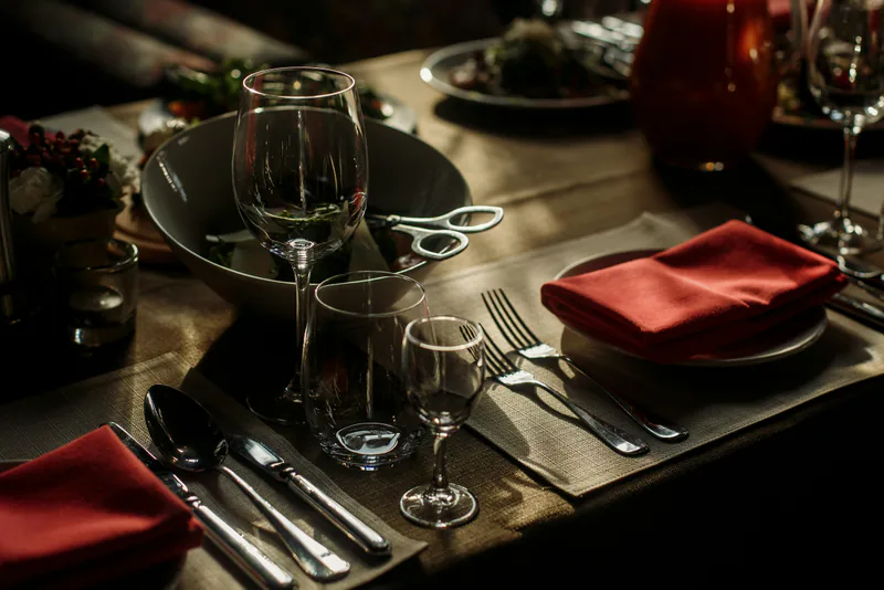 Vue d'une table dressée avant le service
