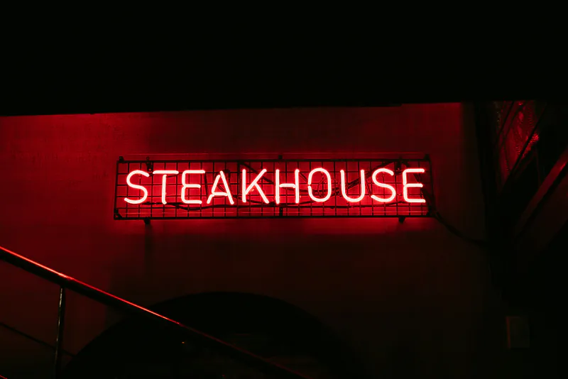 Lumières chaleureuses d'un restaurant le soir d'ouverture