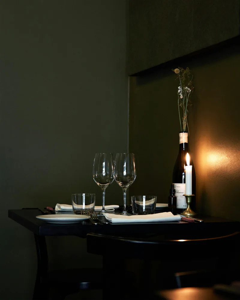 Table dressée dans une salle de restaurant aux lumières chaudes
